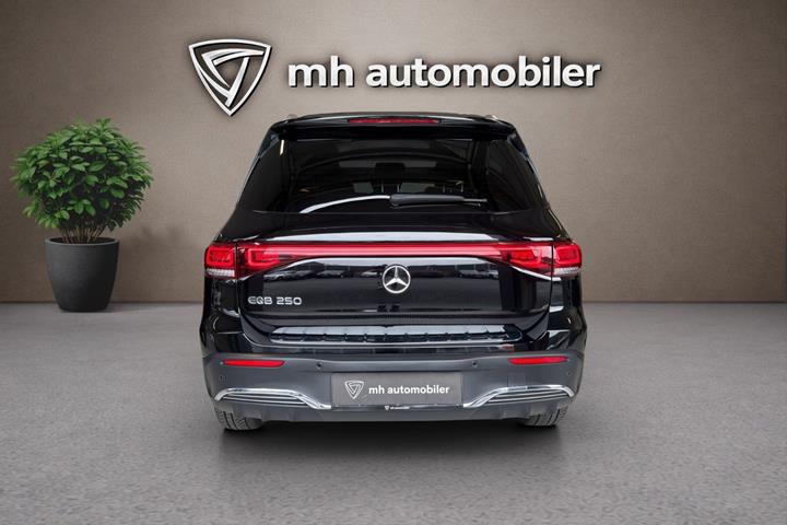Sort Mercedes EQB250 fra 2023