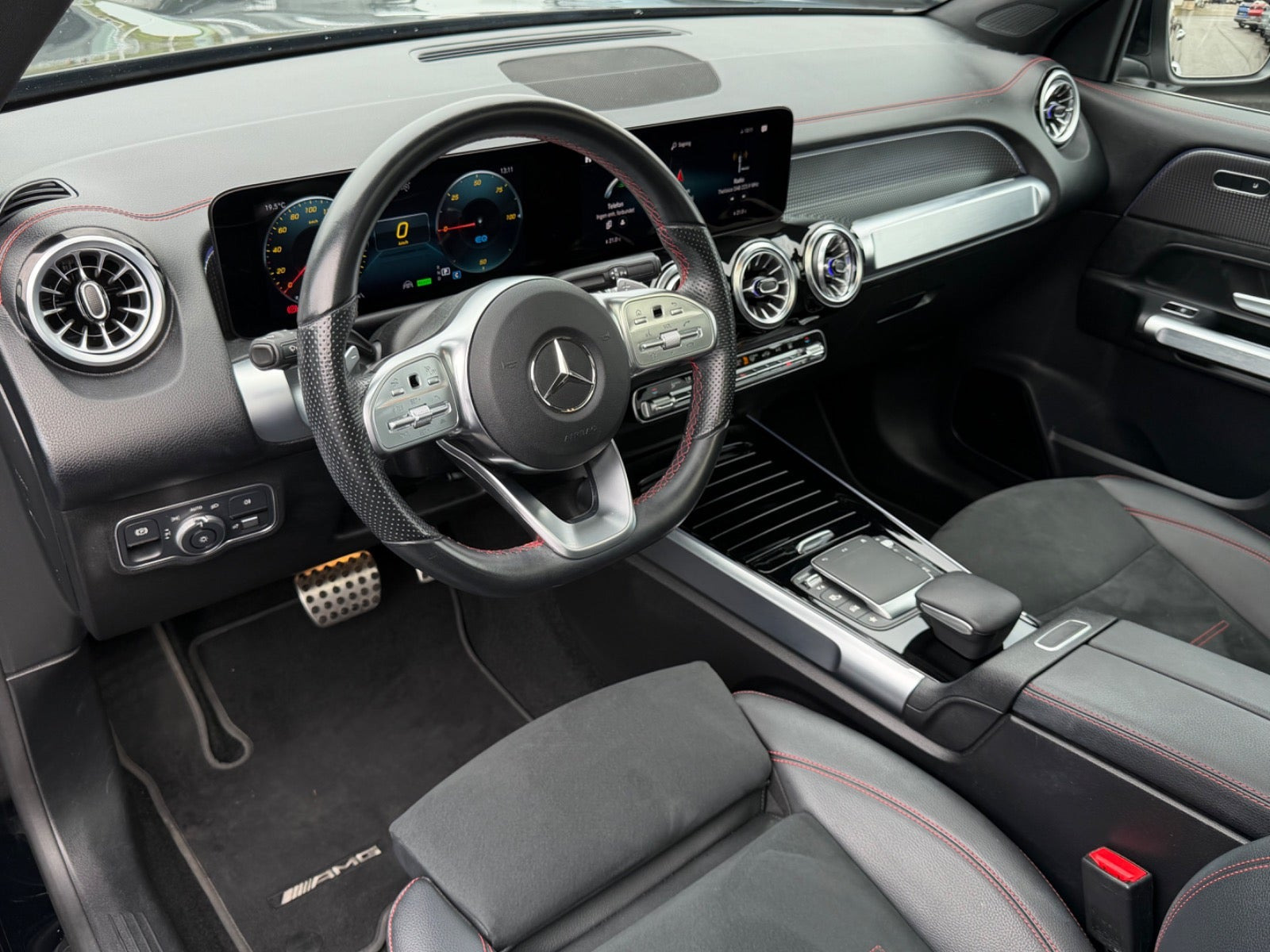Sort Mercedes EQB250 fra 2023