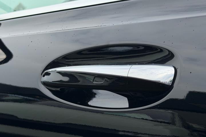 Sort Mercedes EQB250 fra 2023