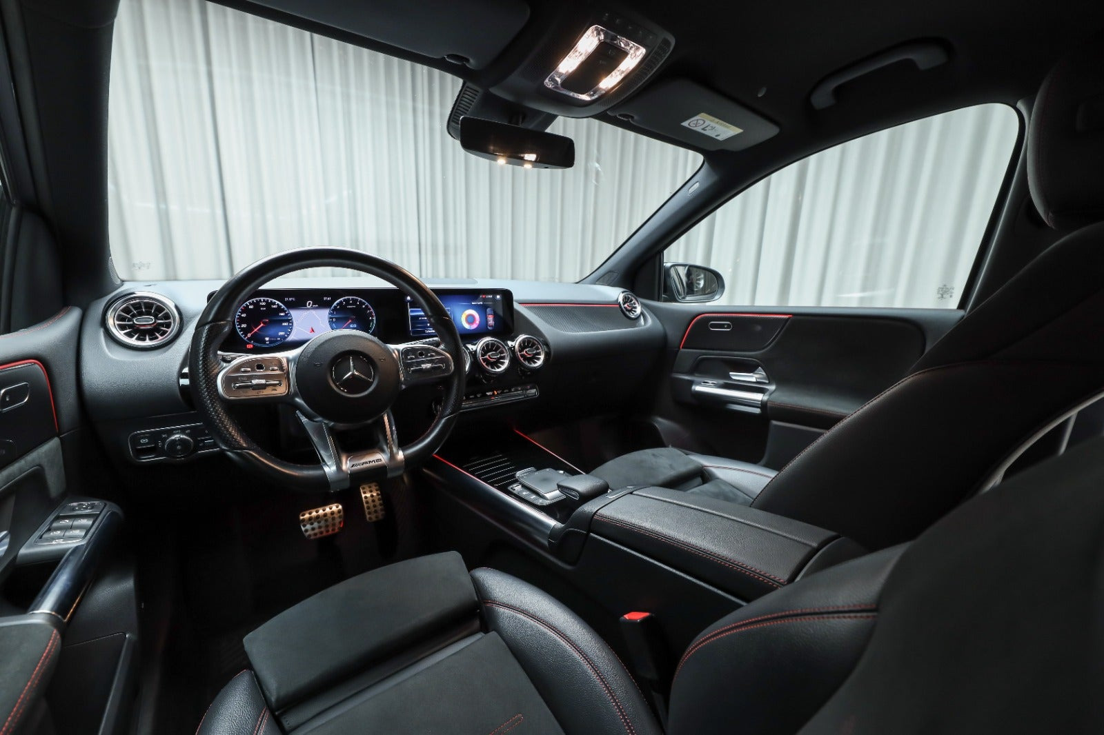 Grå Mercedes B250 e fra 2021
