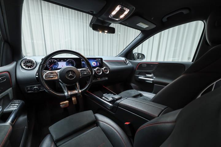 Grå Mercedes B250 e fra 2021
