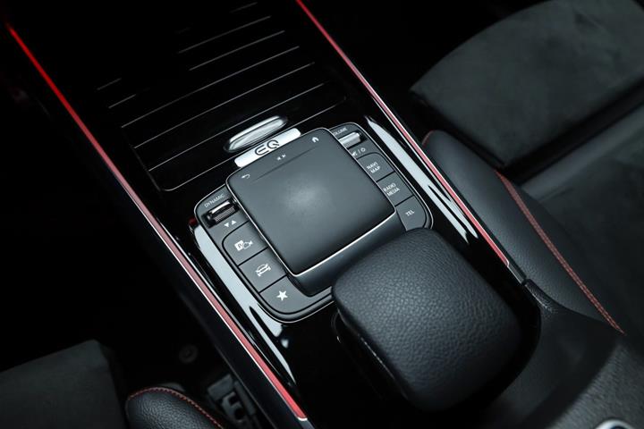 Grå Mercedes B250 e fra 2021