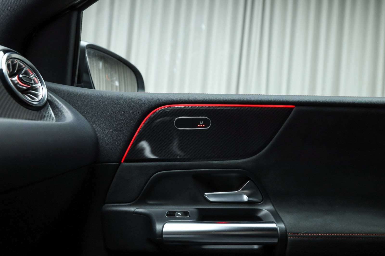 Grå Mercedes B250 e fra 2021