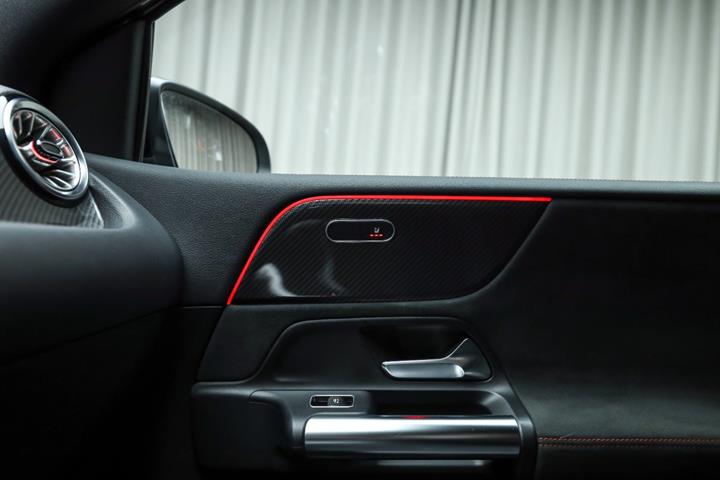 Grå Mercedes B250 e fra 2021