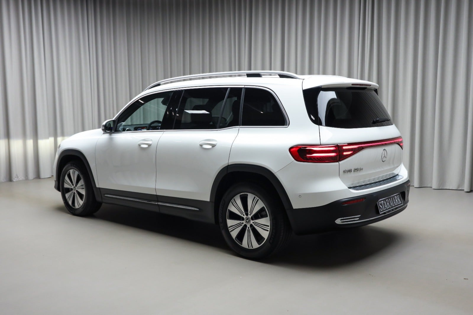 Hvid Mercedes EQB250+ fra 2026