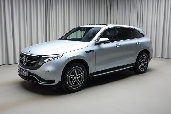 Sølv Mercedes EQC400 fra 2022 set udefra