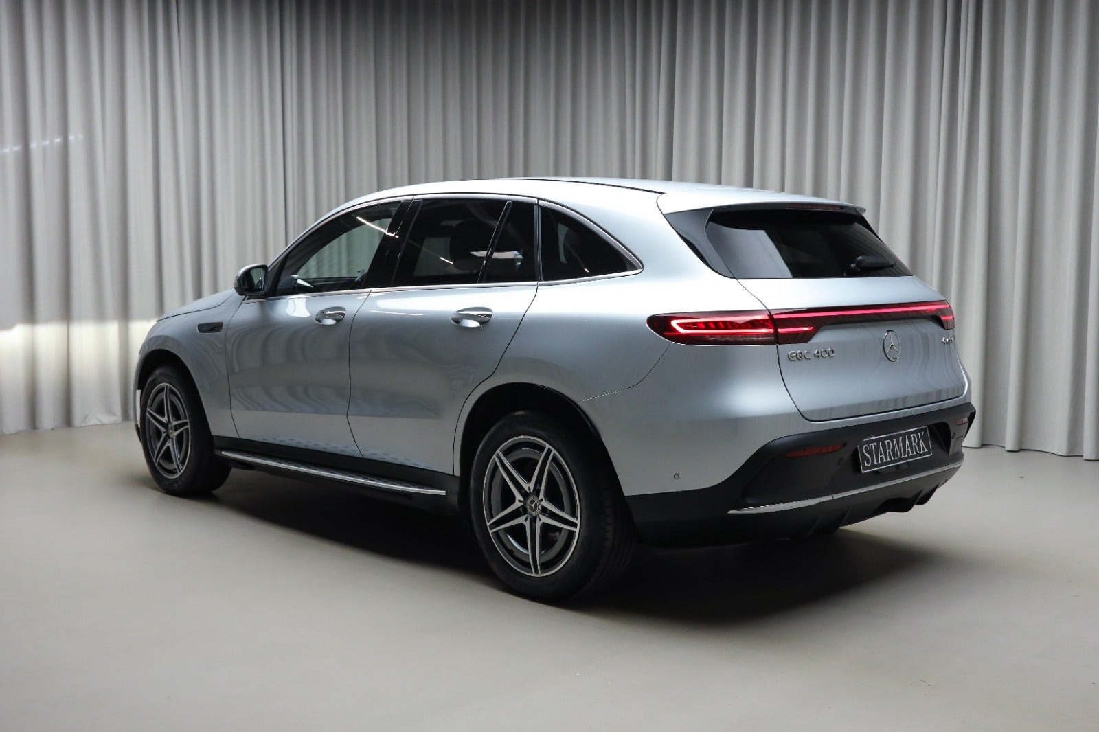 Sølv Mercedes EQC400 fra 2022