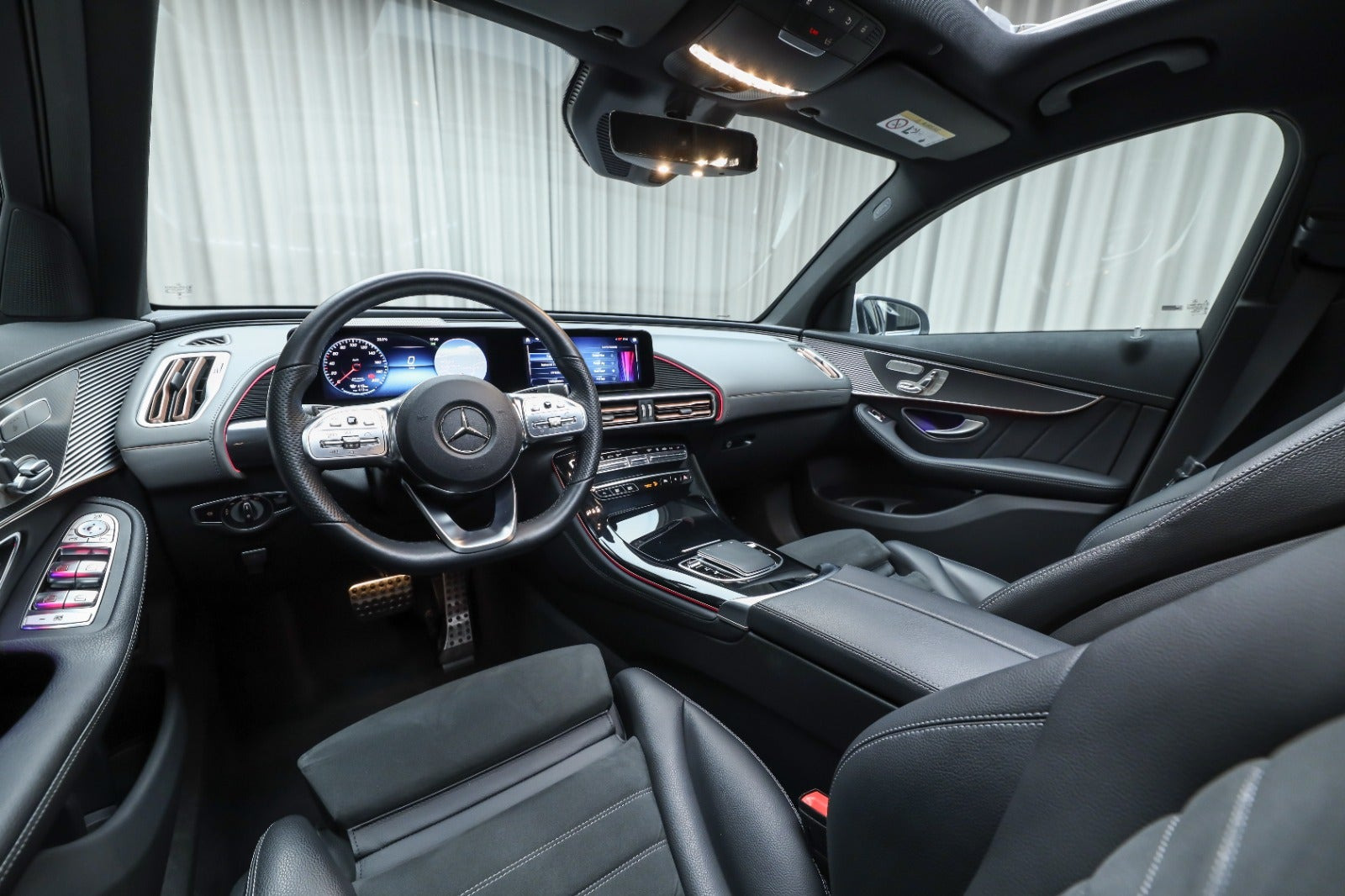 Sølv Mercedes EQC400 fra 2022
