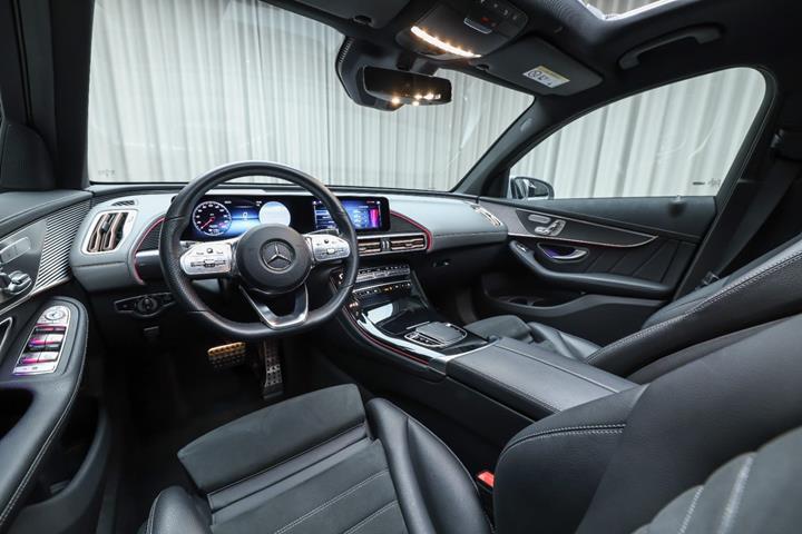 Sølv Mercedes EQC400 fra 2022