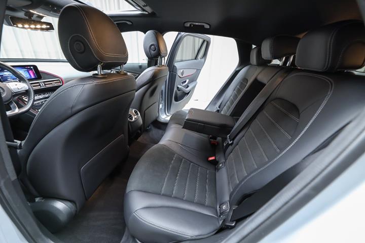 Sølv Mercedes EQC400 fra 2022