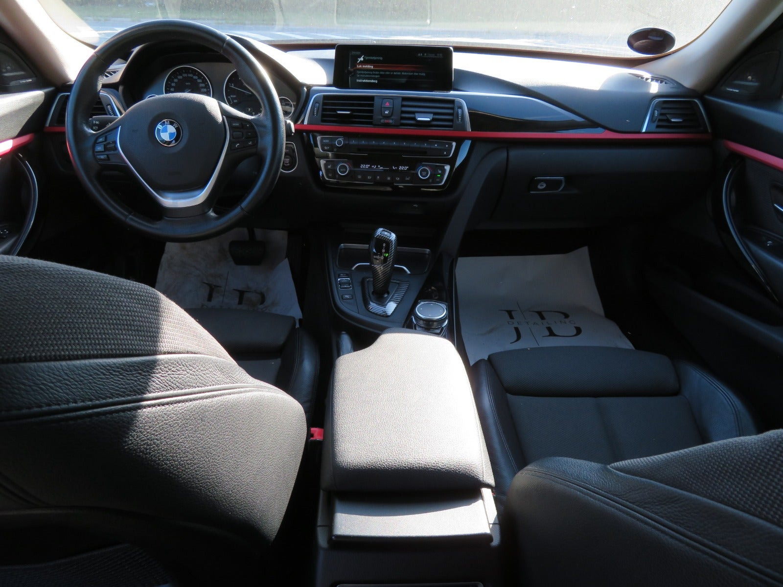 Grå BMW 320d fra 2016