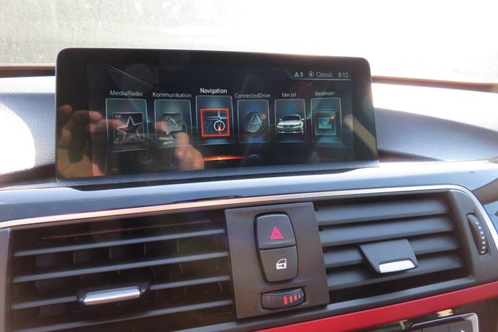 Grå BMW 320d fra 2016