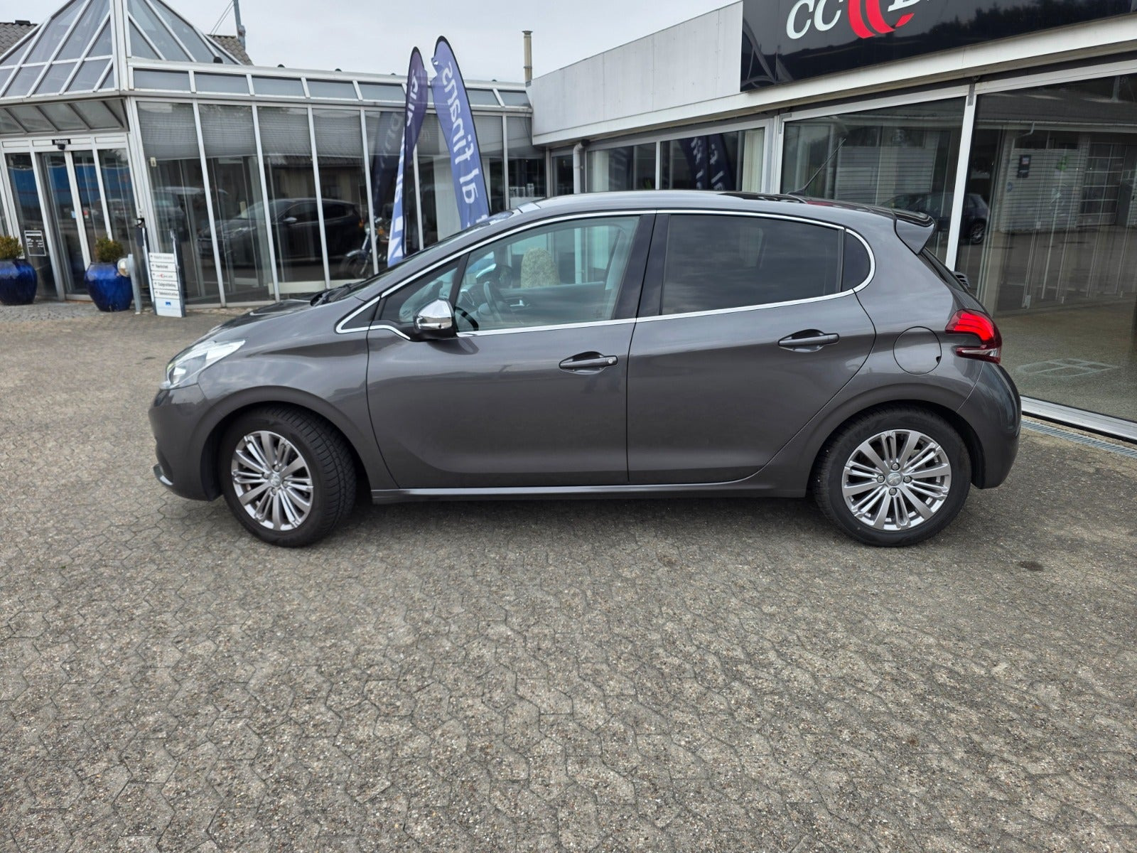 Sort Peugeot 208 fra 2019