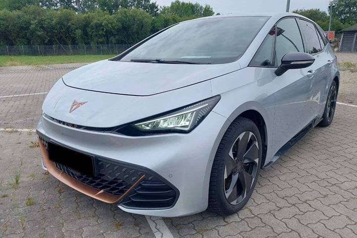 Gul Cupra Born fra 2023 set udefra