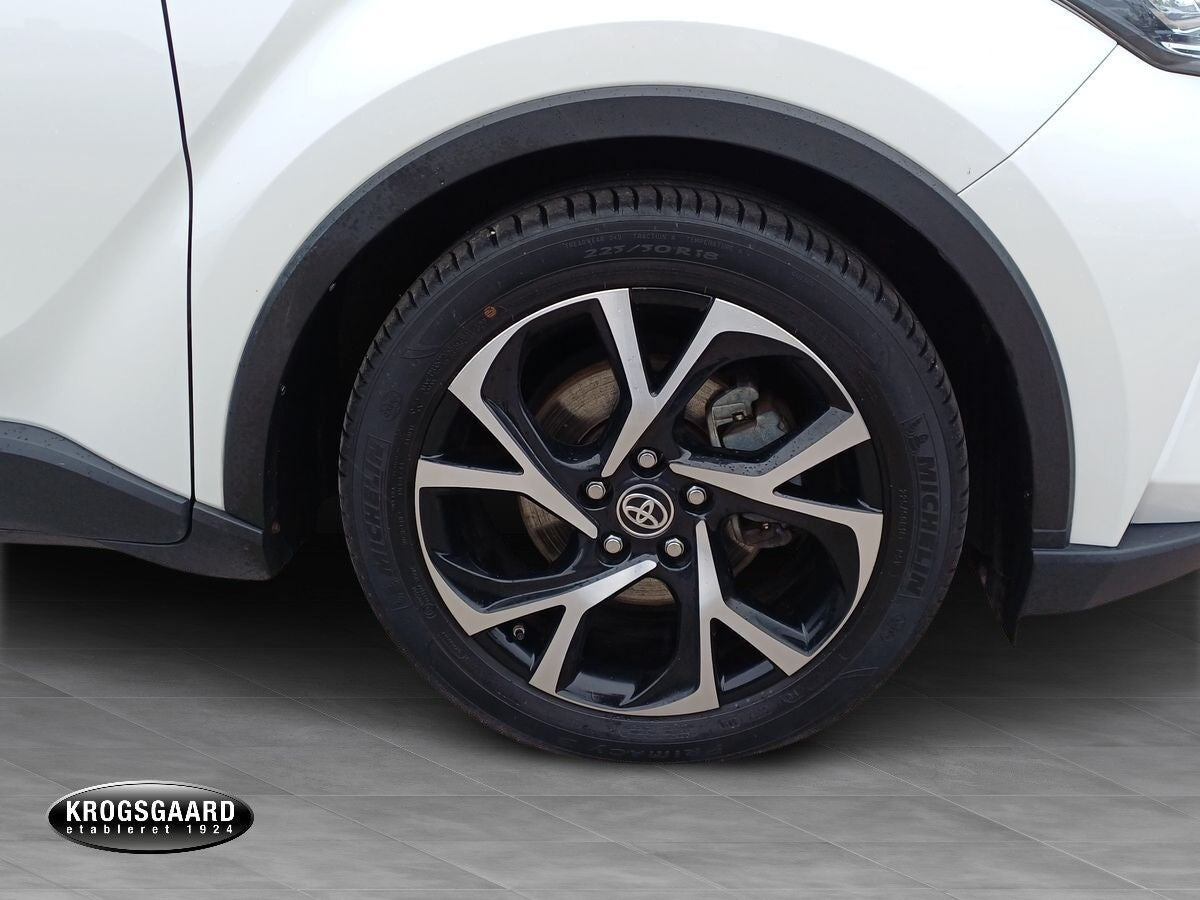 Hvid Toyota C-HR fra 2021