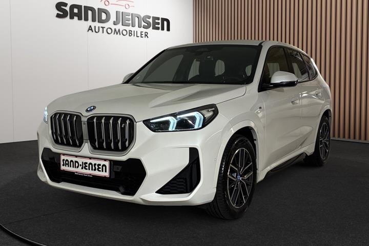 Hvid BMW iX1 fra 2023 set udefra