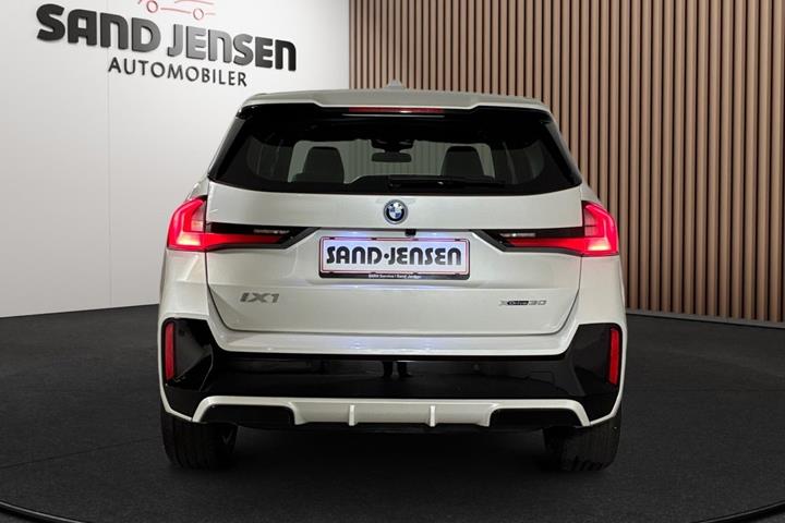 Hvid BMW iX1 fra 2023