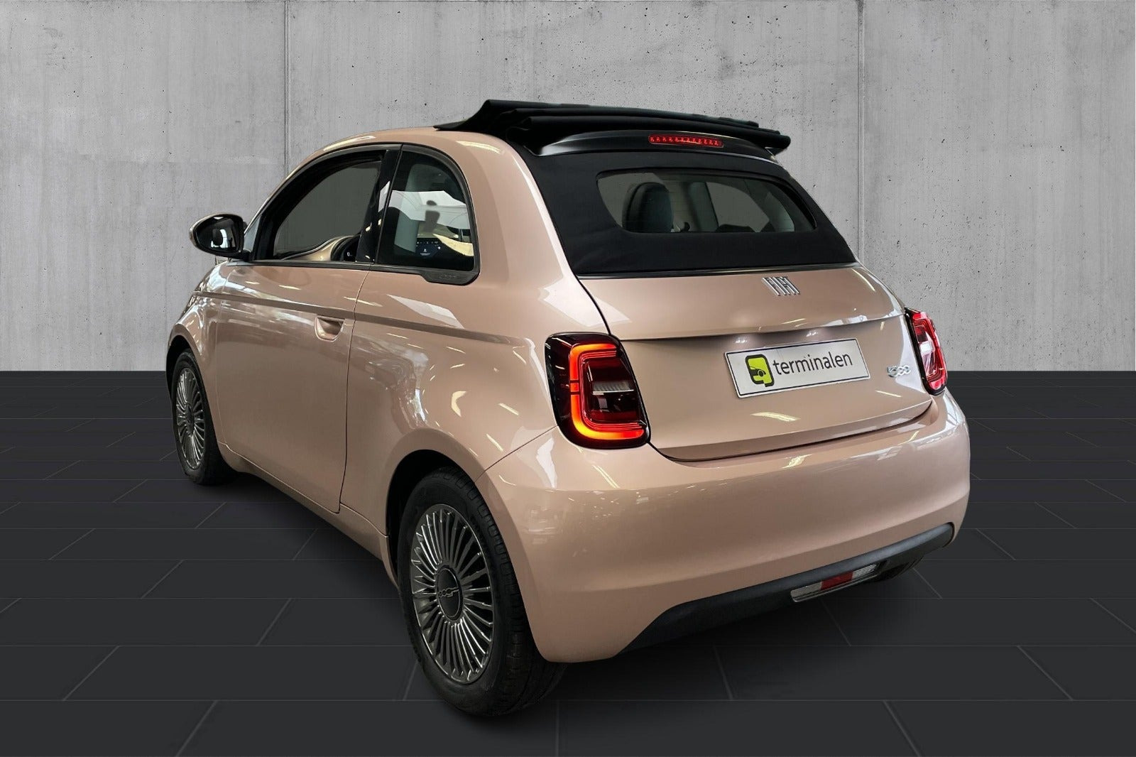 Pink Fiat 500e fra 2022
