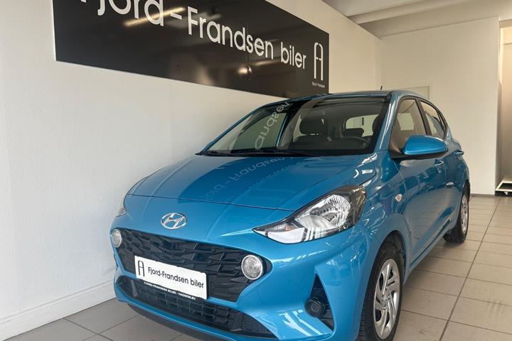 Blå Hyundai i10 fra 2023