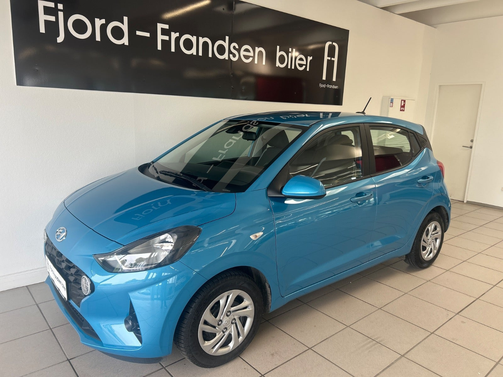 Blå Hyundai i10 fra 2023