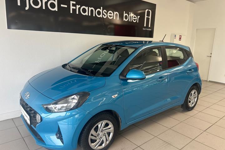Blå Hyundai i10 fra 2023