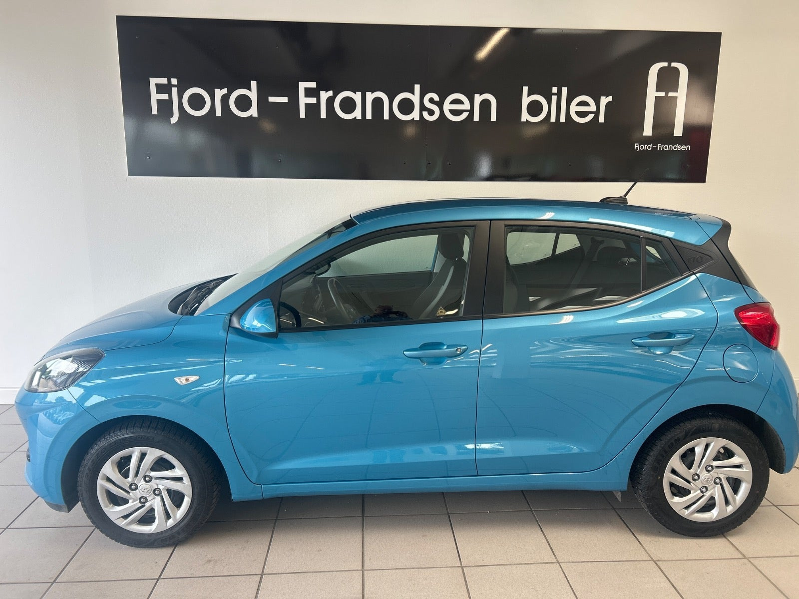 Blå Hyundai i10 fra 2023