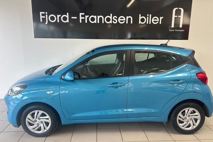 Blå Hyundai i10 fra 2023