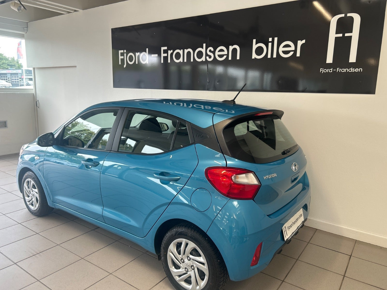 Blå Hyundai i10 fra 2023