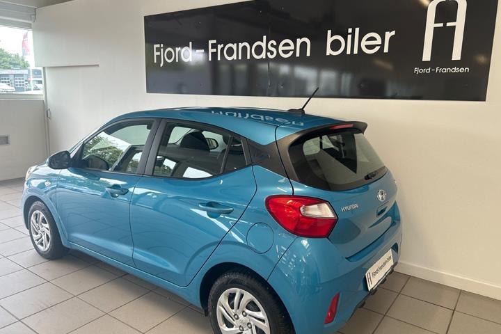 Blå Hyundai i10 fra 2023