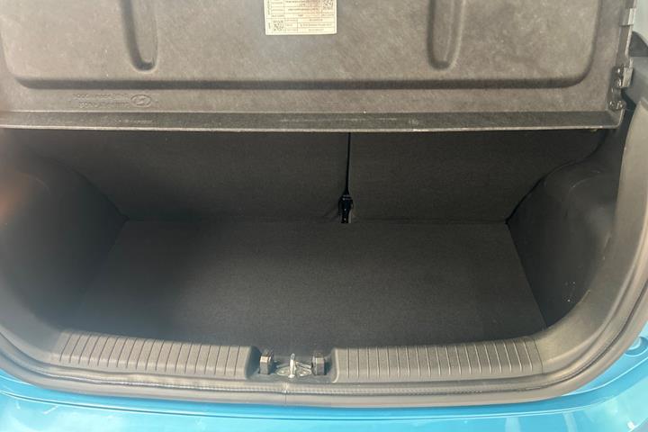 Blå Hyundai i10 fra 2023
