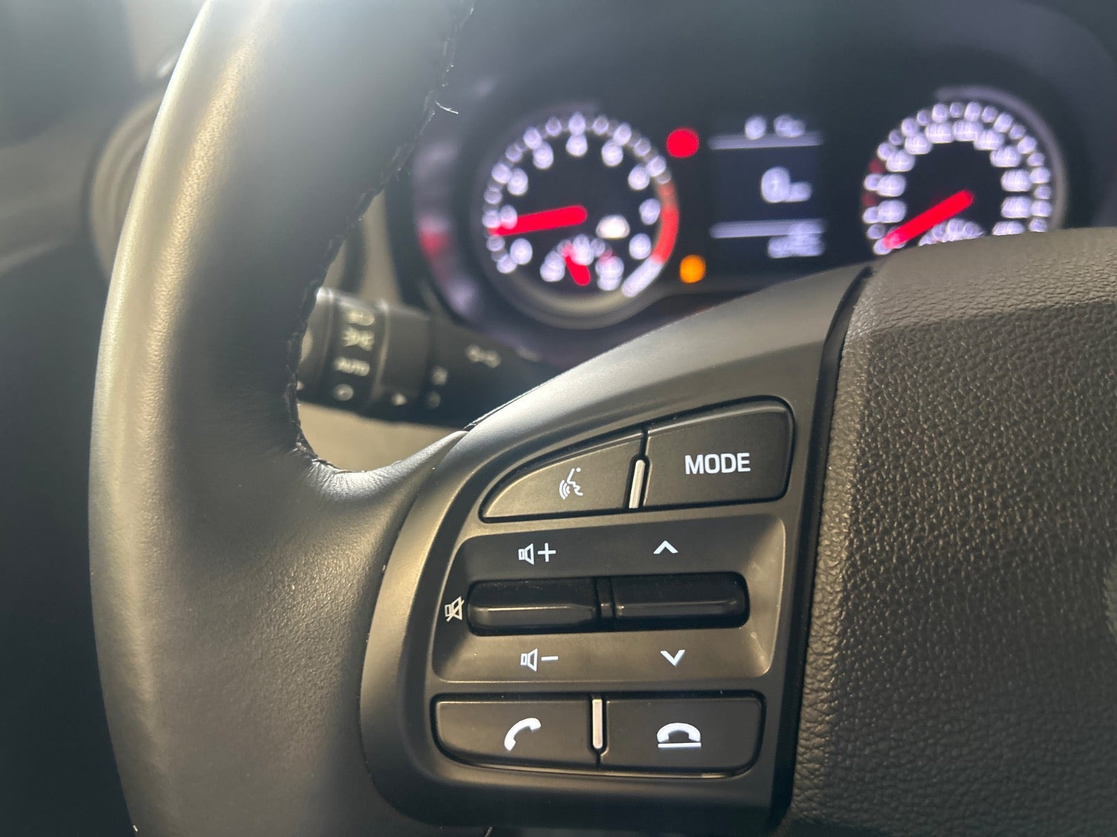 Blå Hyundai i10 fra 2023