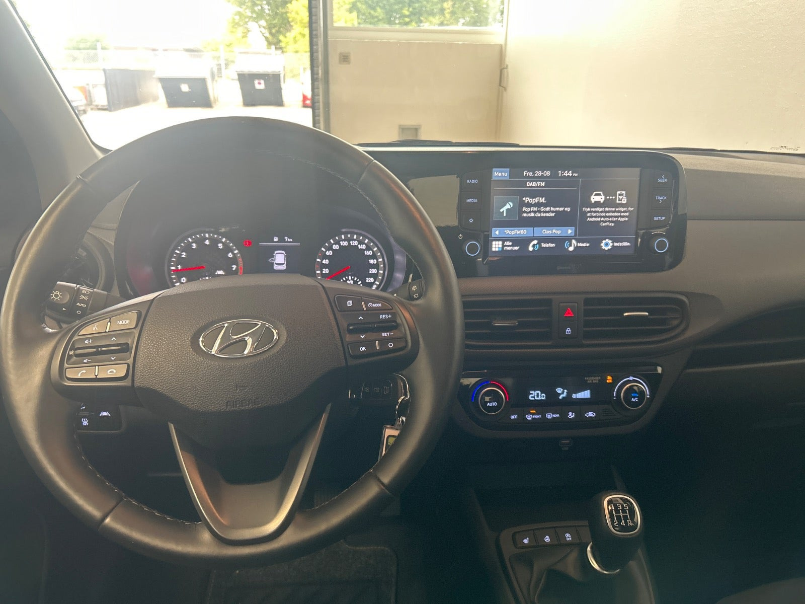 Blå Hyundai i10 fra 2023