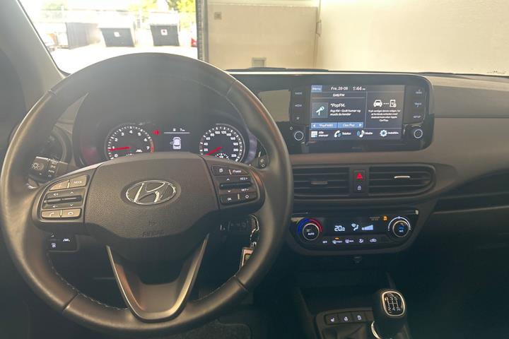 Blå Hyundai i10 fra 2023