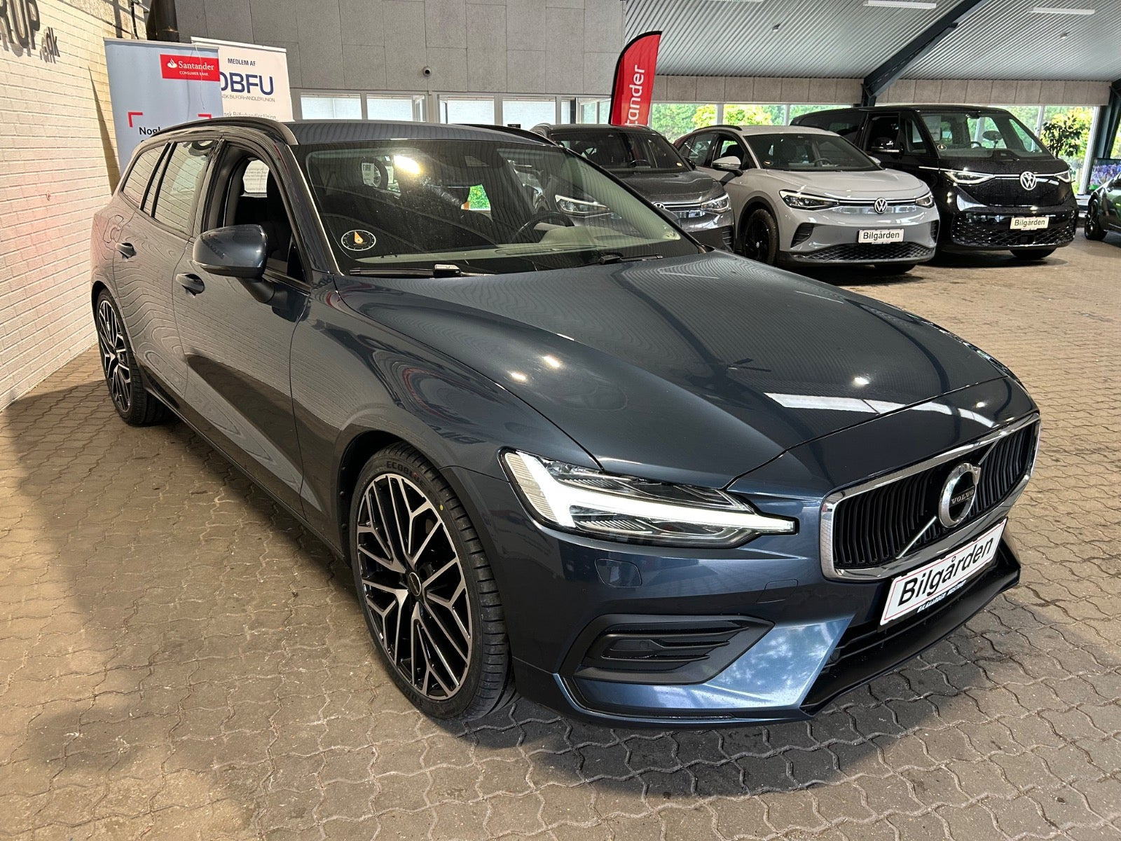 Blå Volvo V60 fra 2019