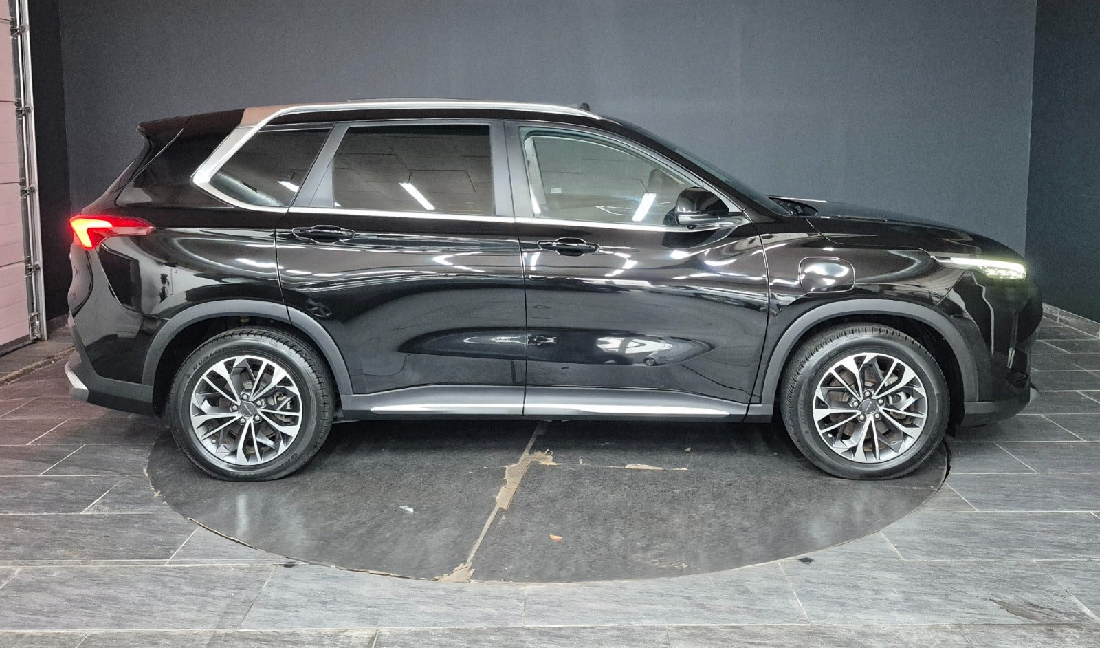 Sort Maxus Euniq6 fra 2022