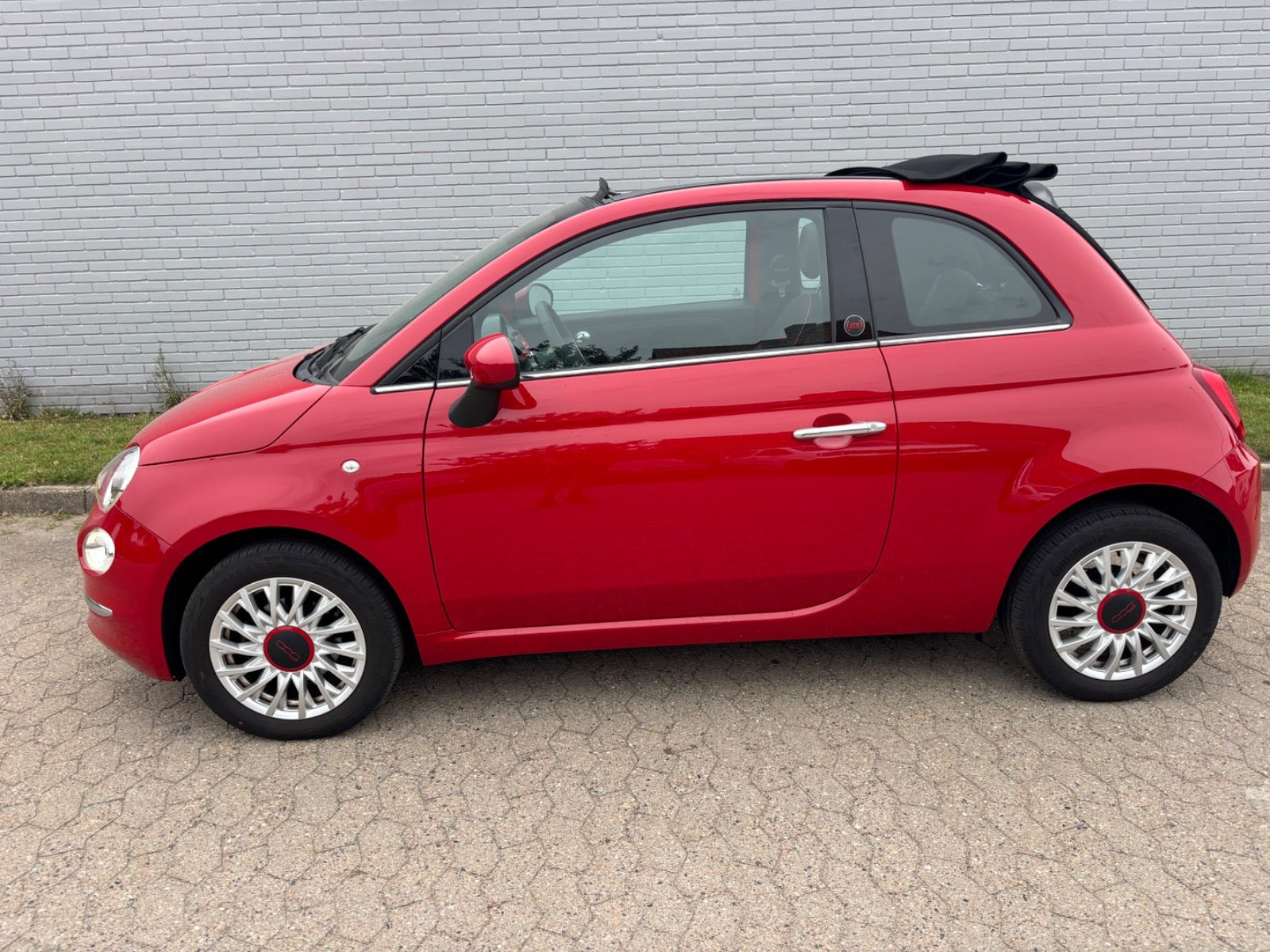Rød Fiat 500C fra 2021