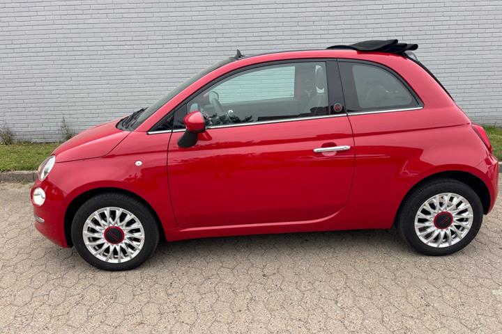 Rød Fiat 500C fra 2021