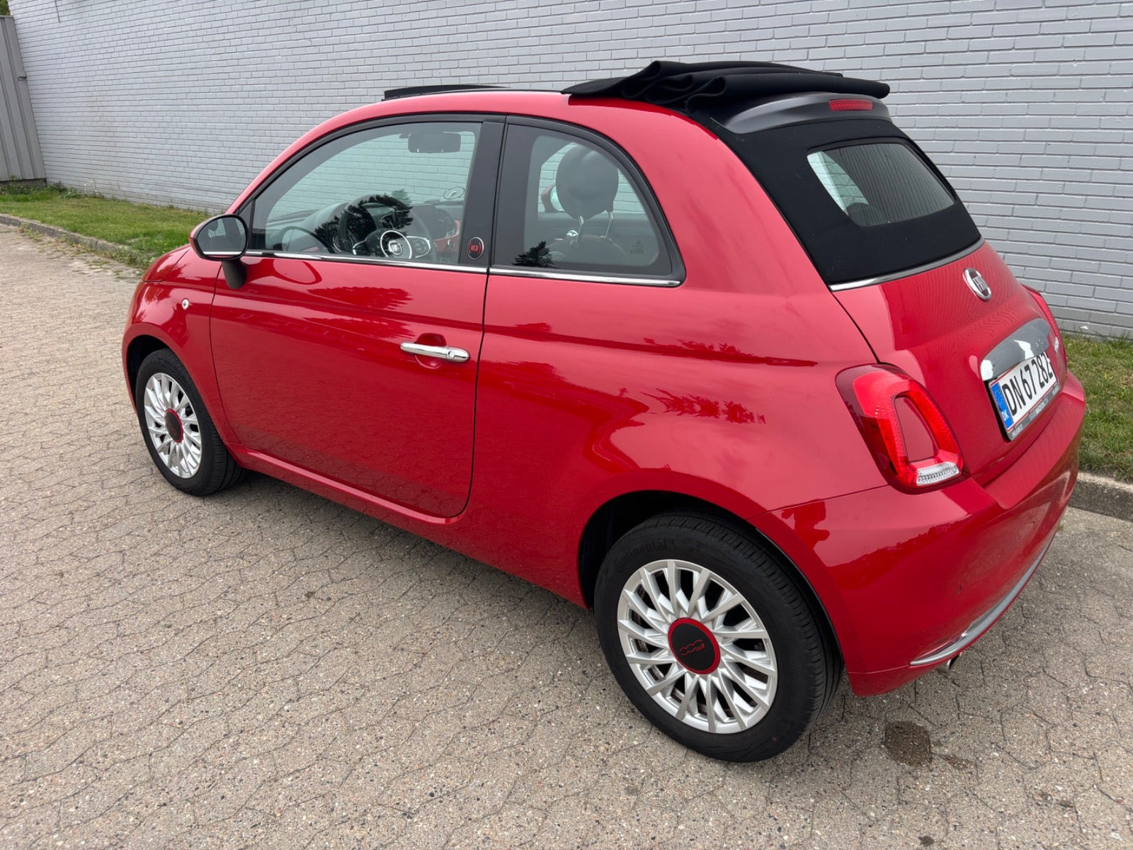 Rød Fiat 500C fra 2021