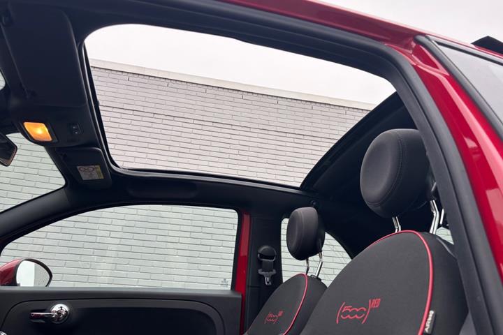 Rød Fiat 500C fra 2021