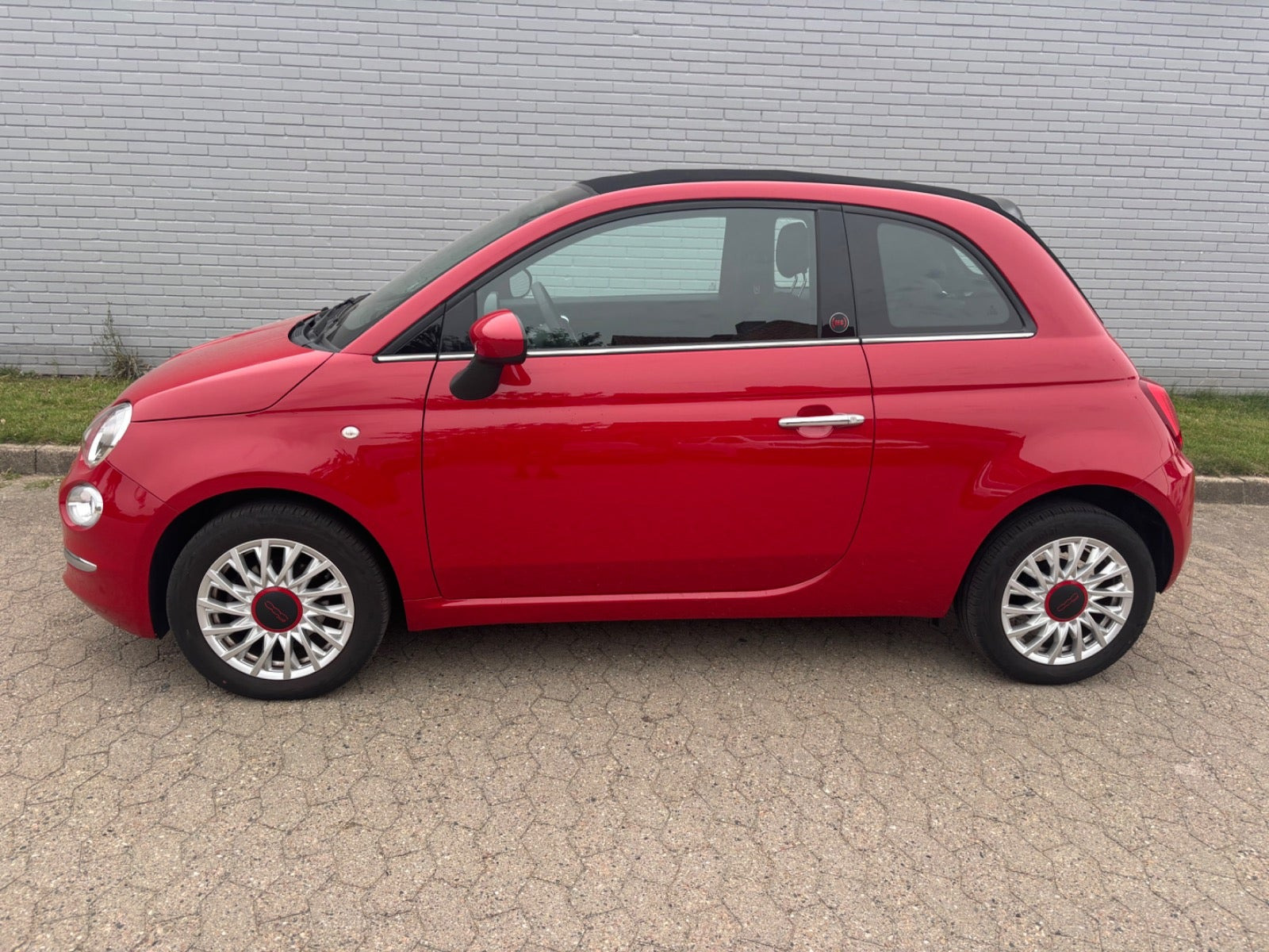 Rød Fiat 500C fra 2021