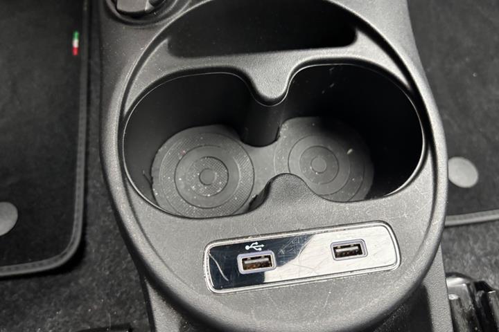 Rød Fiat 500C fra 2021
