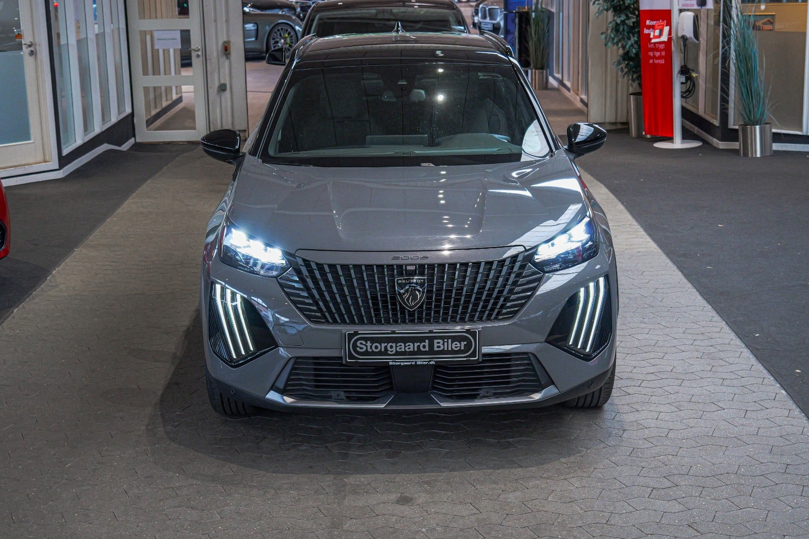 Grå Peugeot e-2008 fra 2025