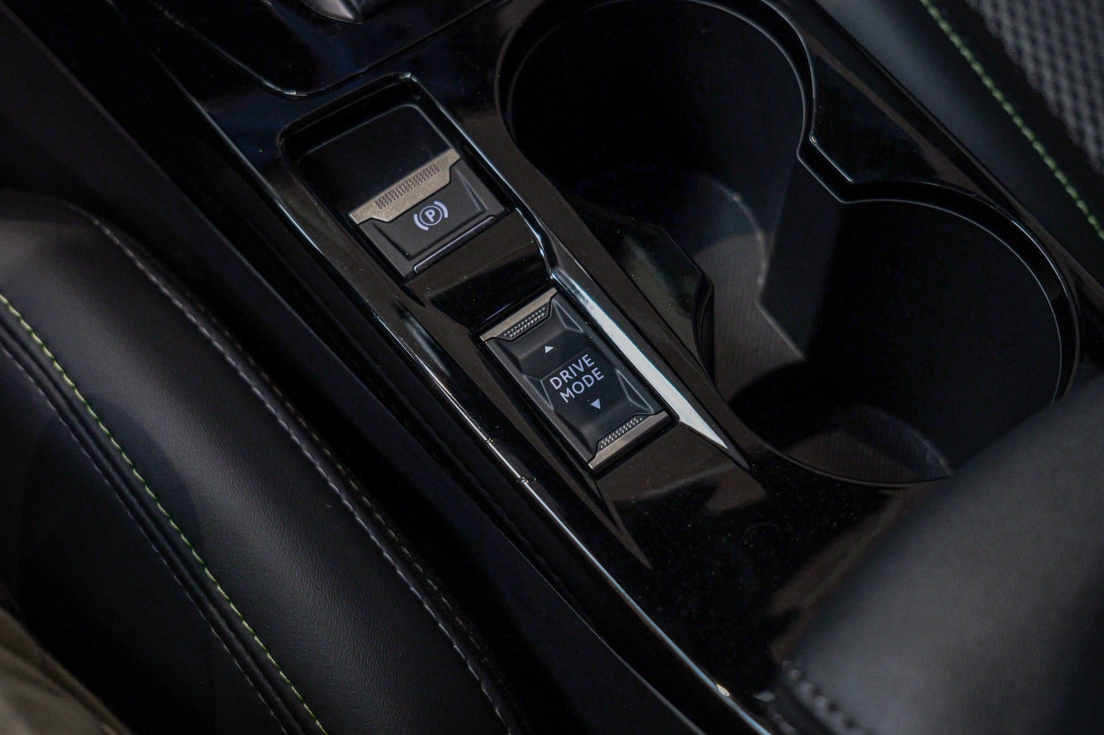 Grå Peugeot e-2008 fra 2025