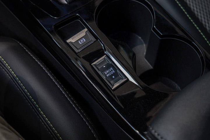 Grå Peugeot e-2008 fra 2025