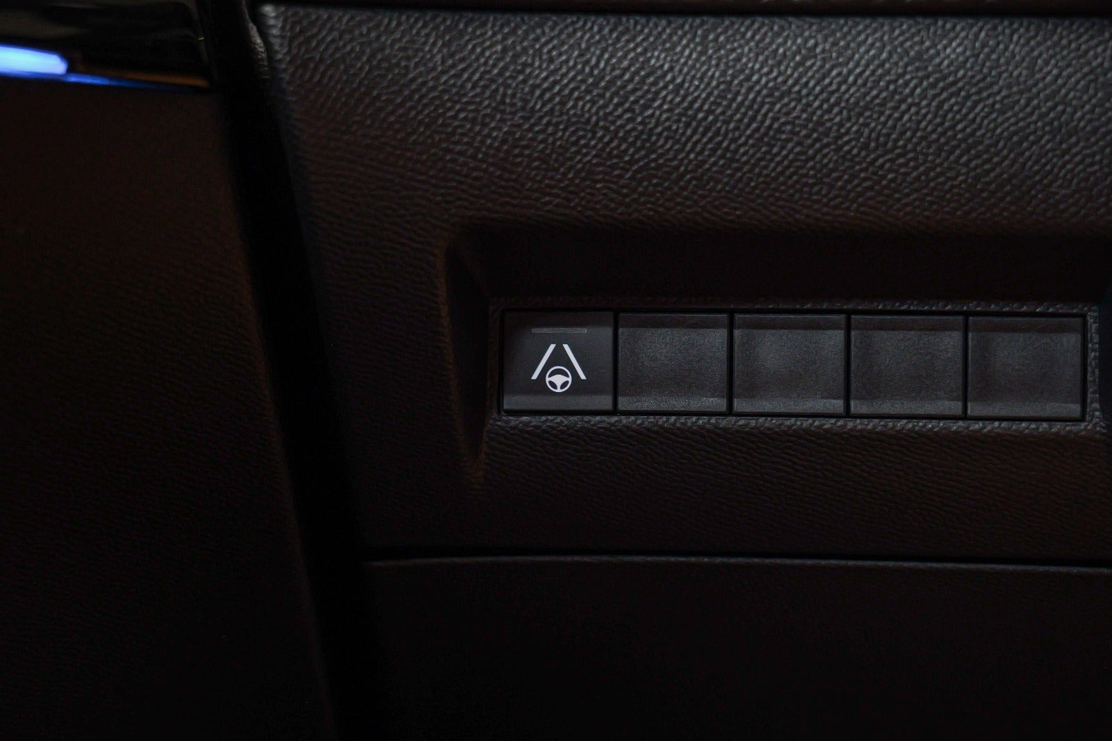 Grå Peugeot e-2008 fra 2025