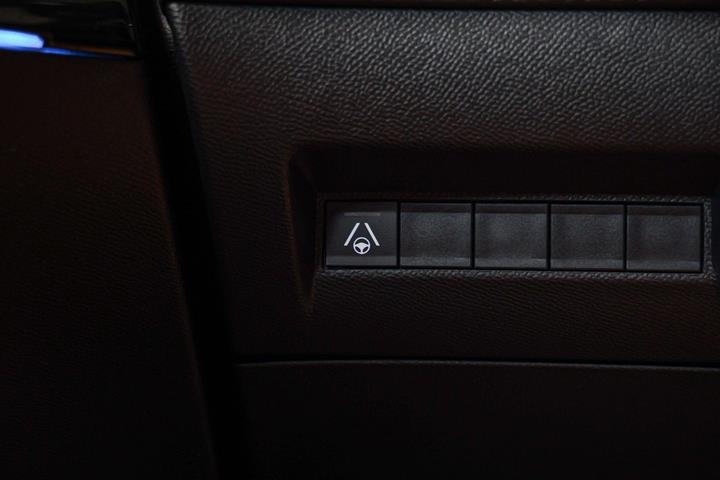 Grå Peugeot e-2008 fra 2025
