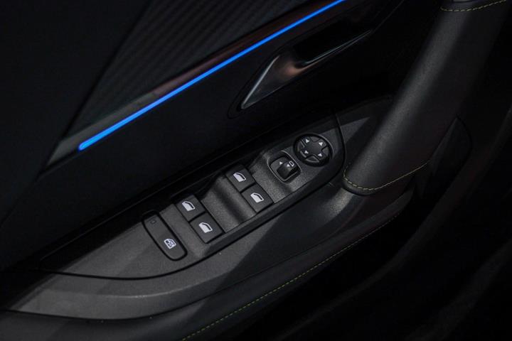 Grå Peugeot e-2008 fra 2025