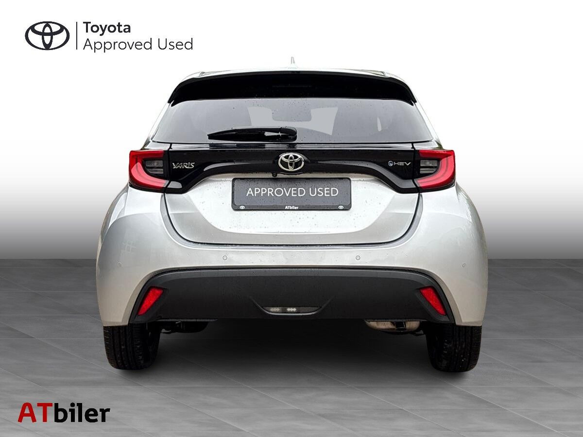 Sølv Toyota Yaris fra 2024