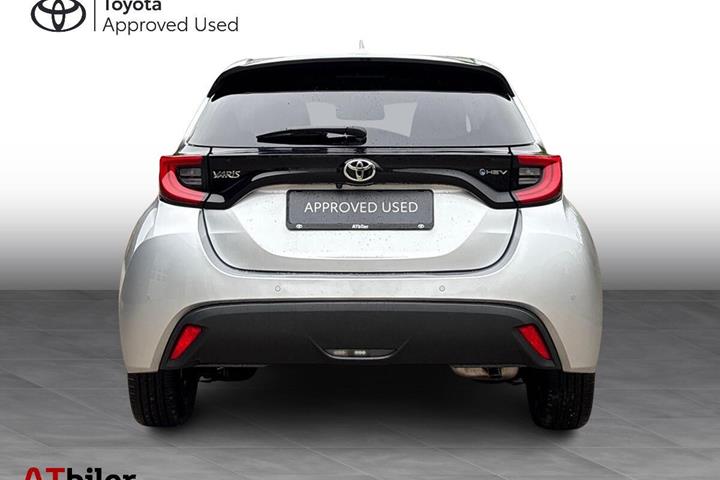 Sølv Toyota Yaris fra 2024