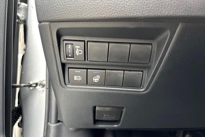 Sølv Toyota Yaris fra 2024